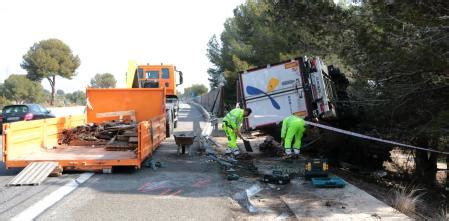 Tres morts i deu ferits, un de crític, en un accident entre un camió。